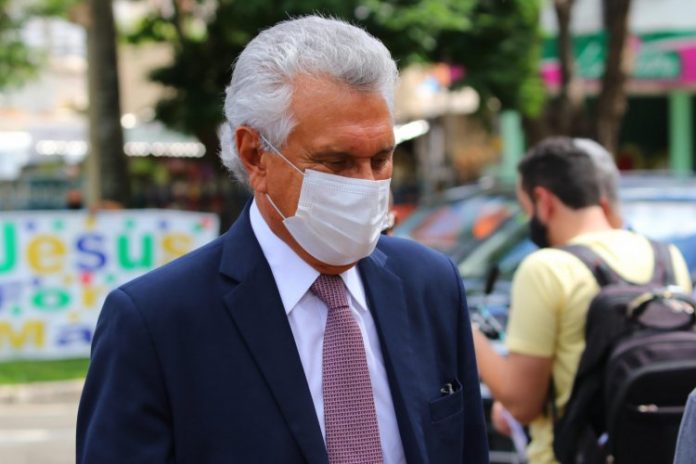 Pazuello vai centralizar distribuição das vacinas, garante Caiado