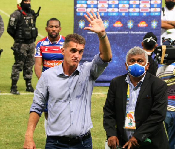 Vagner Mancini valoriza desempenho defensivo do Corinthians e defende Jô