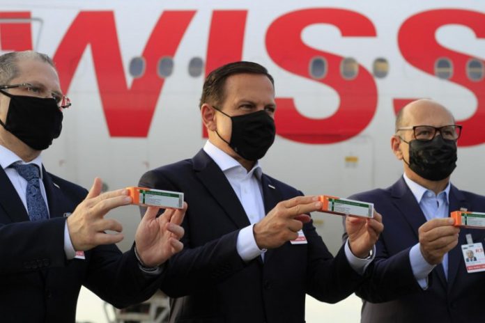 São Paulo recebe 600 litros de insumo para produção da CoronaVac