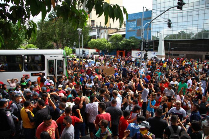 Multidão protesta contra fechamento do comércio em Manaus