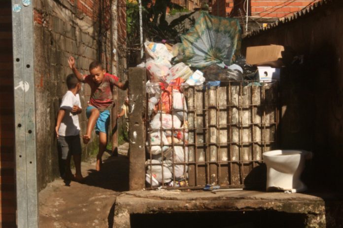 Chuva causa deslizamento de terra e deixa mortos em Embu das Artes
