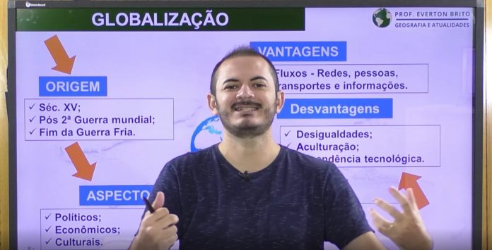 Videoaula: professor de geografia revisa tema da globalização