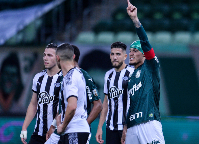 Após choque de cabeça, Gustavo Gómez será monitorado pelos médicos do Palmeiras