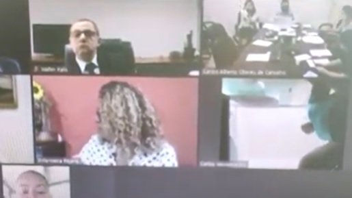 Homem aparece fazendo ‘número dois’ em audiência da Alerj