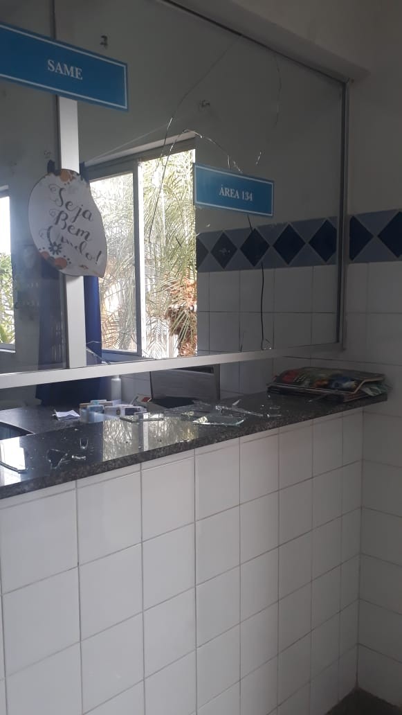 Paciente quebra vidro de unidade de saúde após não ser atendido em Mossoró