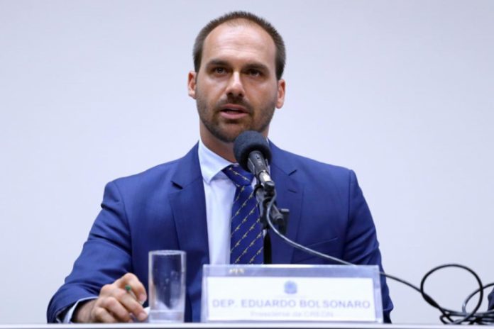 Eduardo Bolsonaro manifesta apoio a irmão de Alcolumbre no Macapá; confira
