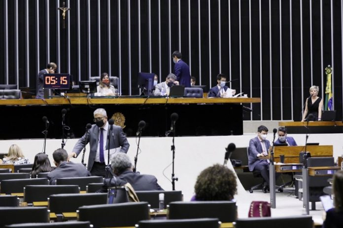 Bolsonaro sanciona regulamentação do Fundeb