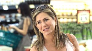 Jennifer Aniston cria polêmica com enfeite de Natal sobre a pandemia