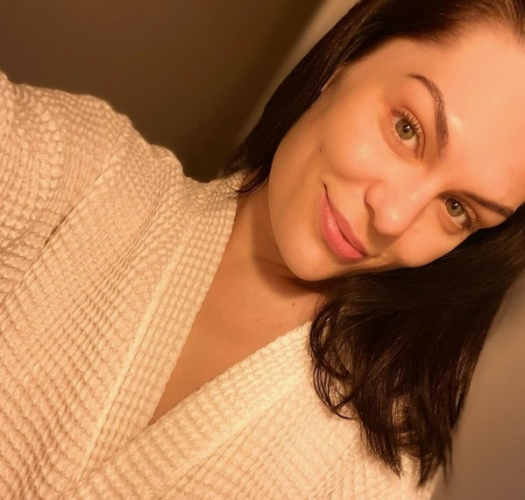 Jessie J acorda sem audição e tonta e é diagnosticada com síndrome de Meniére