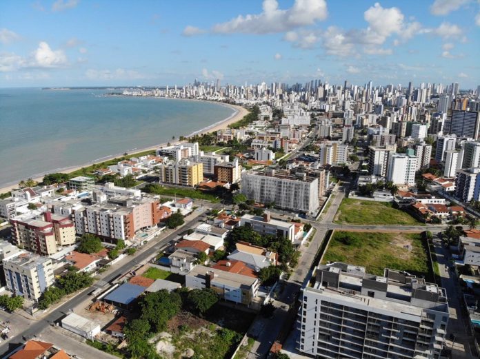 Litoral da PB tem seis praias impróprias para banho; maré alcança 2,5m neste fim de semana