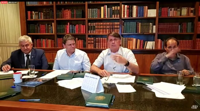 Bolsonaro diz que STF entrou em uma bola dividida desnecessária ao votar a favor da obrigatoriedade da vacinação