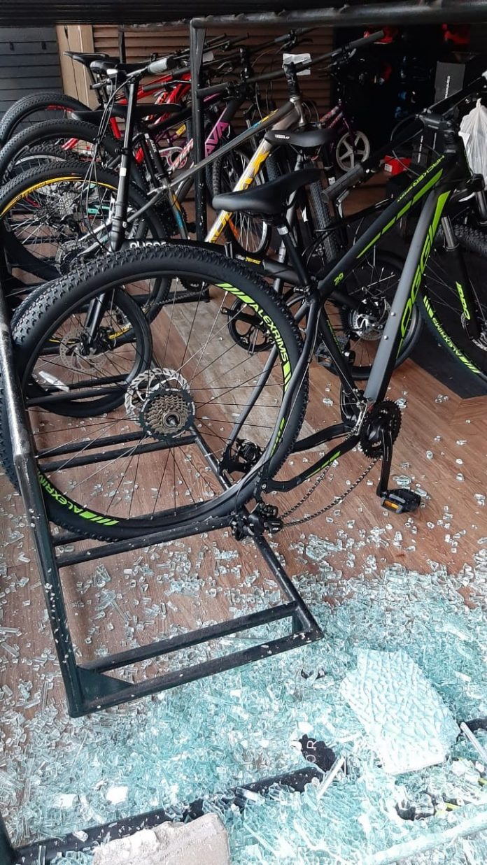 Jovem é preso suspeito de arrombar loja de bicicletas, em João Pessoa