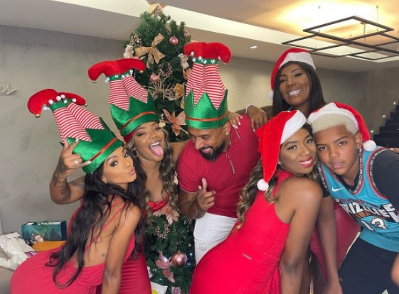 Ludmilla volta para o Instagram com foto comemorando o Natal com a família