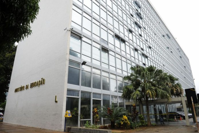 MEC determina volta às aulas presenciais em todas as universidades a partir de março