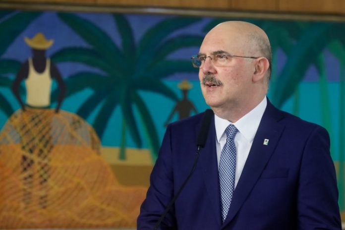 ‘Foi um recuo tático, não quis ser intransigente’, diz ministro da Educação sobre adiar volta às aulas