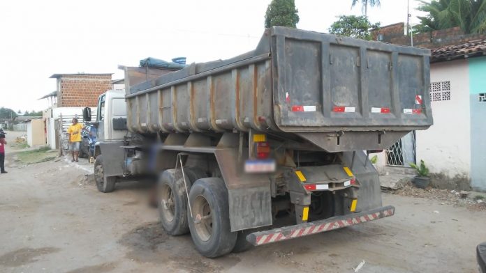 Homem morre após caçamba de caminhão cair em cima dele, em João Pessoa