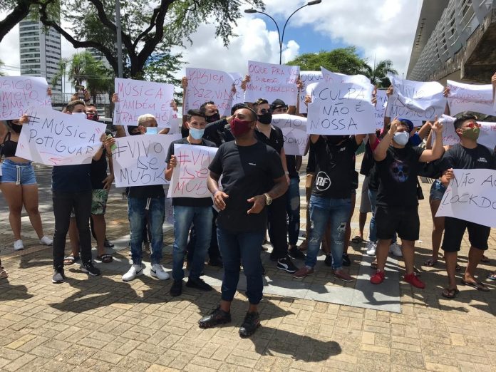 Músicos protestam contra decreto municipal que proíbe eventos com mais de 50 pessoas em Natal