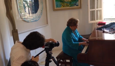 Filha de Nicette Bruno posta vídeo da mãe tocando música para Paulo Goulart; assista