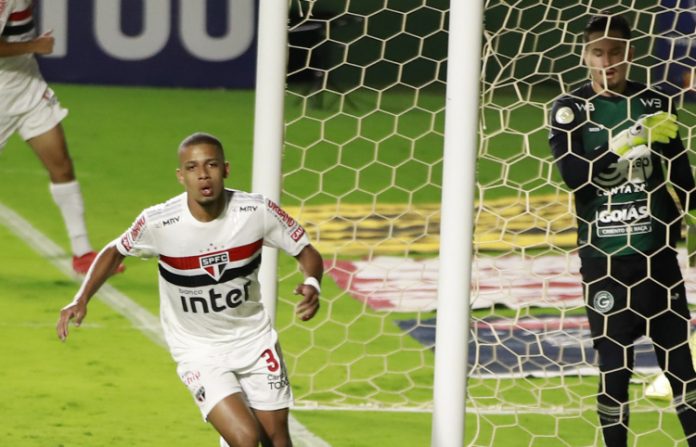 São Paulo vence Goiás por 3 a 0 e assume a liderança do Brasileirão