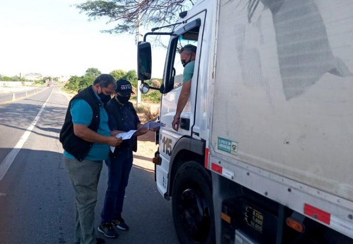 Mais de 30 veículos com cargas irregulares são apreendidos em operação da Sefaz, na PB