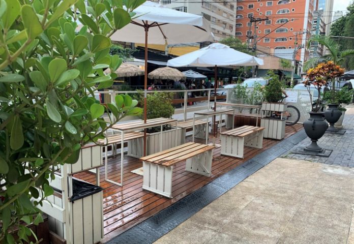 E se, no lugar das vagas de estacionamento nas ruas, a prefeitura construísse pracinhas para a gente se sentar?