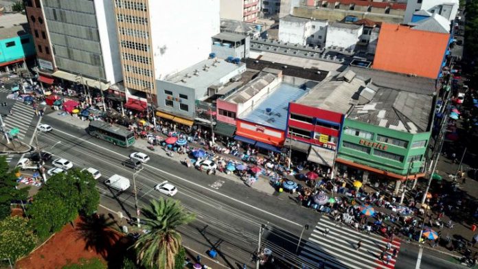 População ignora risco e lota comércio popular em São Paulo