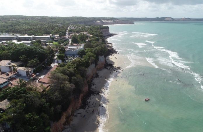 Um mês após acidente que matou família em Pipa, área continua interditada; estudo geológico aponta nível máximo de risco