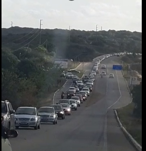 Rodovia de acesso ao litoral norte do RN tem movimento intenso para o Ano Novo
