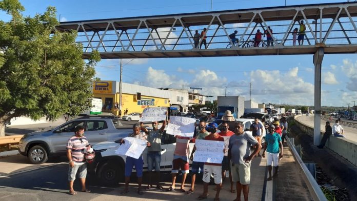 Protesto contra a proibição de réveillon em Pipa fecha a BR-101 em Goianinha