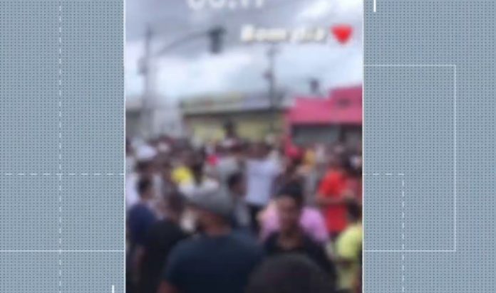 Jovens se reúnem em festa clandestina de Natal em avenida do bairro Alecrim