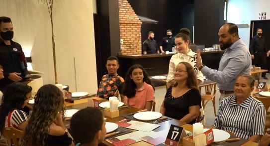 Ex-baterista de Munhoz e Mariano abre restaurante com doação de pratos