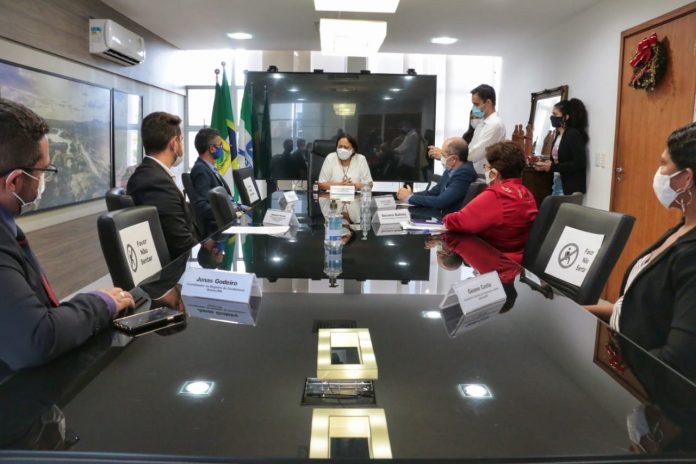 Governadora assina lei que permite que pessoas de baixa renda tirem CNH gratuitamente no RN