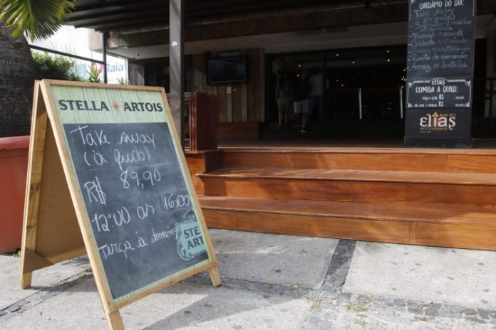 Prefeitura do RJ determina que comércios com aglomeração durante o Réveillon serão multados