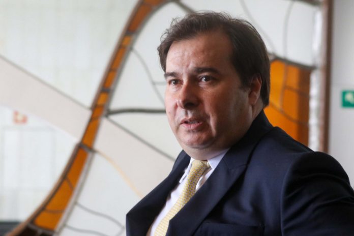 Maia cobra empenho de líder do governo na Câmara após adiar cabotagem