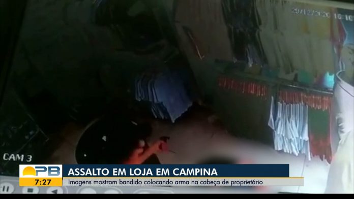 Imagens de câmera de segurança mostram momento em que loja é assaltada, em Campina Grande