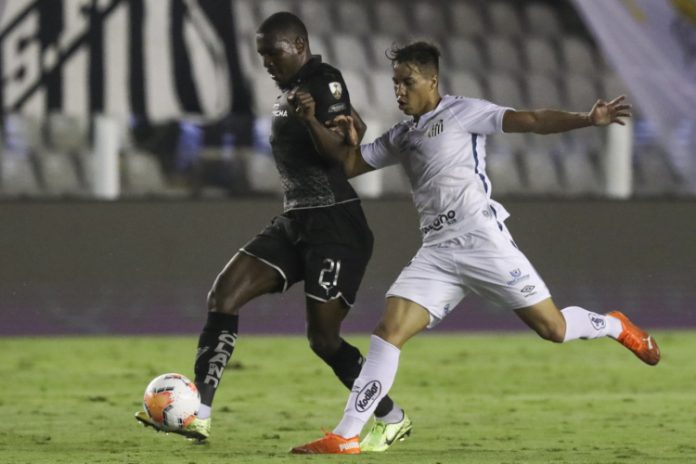 Com confusão de arbitragem, Santos perde da LDU, mas se classifica às quartas da Libertadores