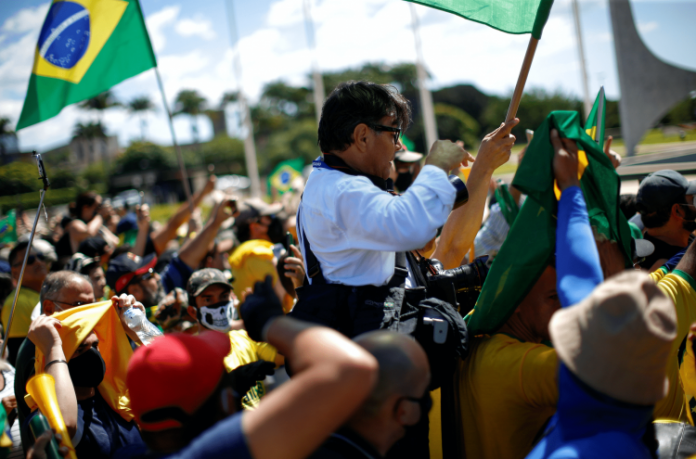 No Brasil, doutrinação de grupos extremistas ensina a odiar jornalistas