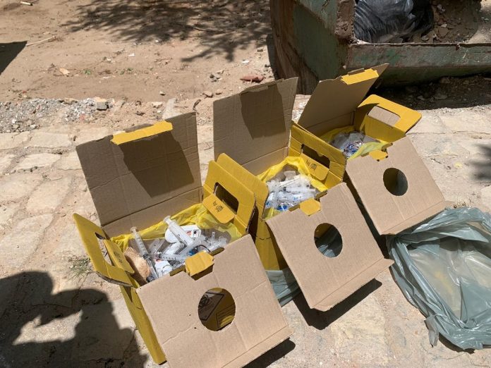 Dezenas de seringas e agulhas são descartadas de forma irregular em Ecoponto de Natal