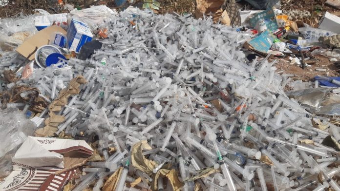 Centenas de seringas, agulhas e medicamentos são encontrados descartados em terreno baldio em Natal