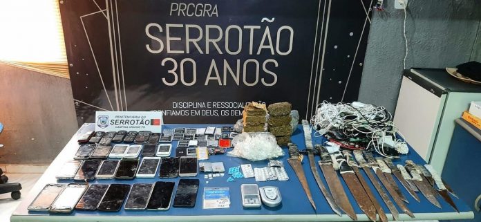 Operação apreende 27 celulares, facões e drogas no Presídio do Serrotão, em Campina Grande