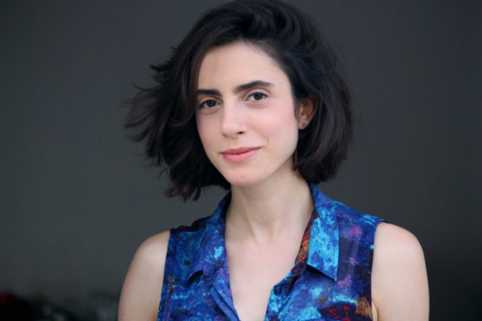 Stephanie Degreas afirma que falta de projetos remunerados é desafio na carreira