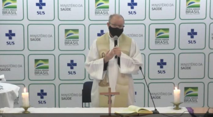 Canal oficial do SUS transmite missa natalina e padre lembra de vítimas da pandemia