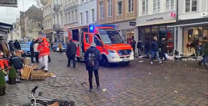 Carro invade zona exclusiva para pedestres em cidade da Alemanha