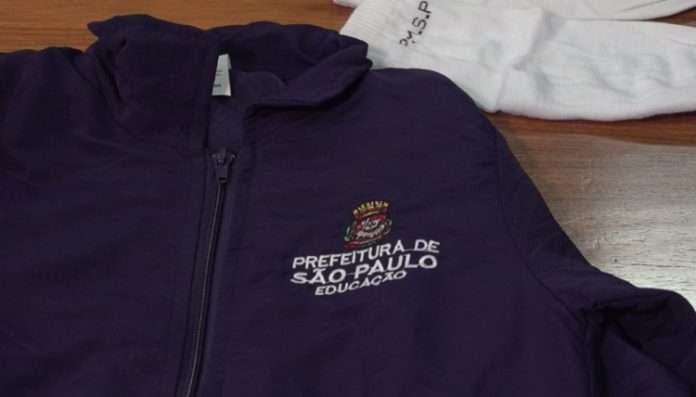 Alunos da rede municipal de São Paulo receberão dinheiro para comprar uniforme e material escolar