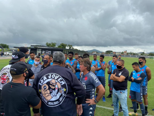 Torcida organizada invade CT do Vasco e cobra ‘recuperação imediata’; confira