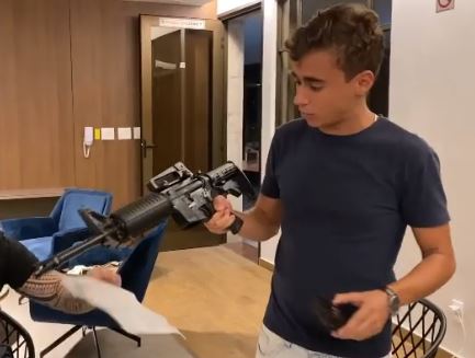 Vereador de BH mostra fuzil e sugere arma como ‘presente de Natal’