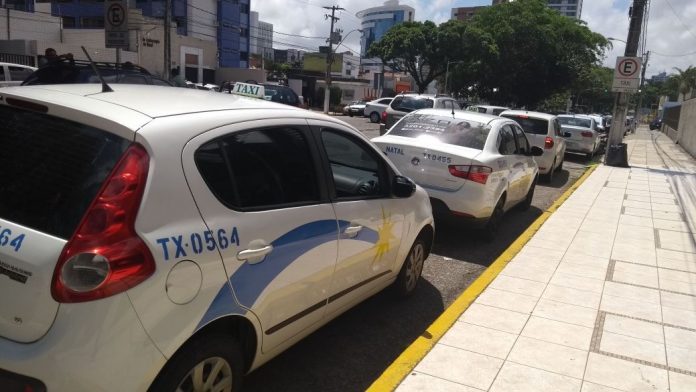 Prefeitura de Natal autoriza taxistas a cobrarem bandeira 2 em dezembro