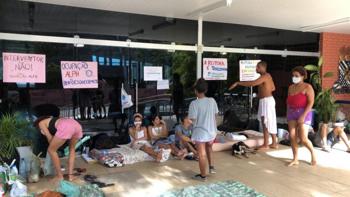 Alunos desocupam reitoria da UFPB, em João Pessoa