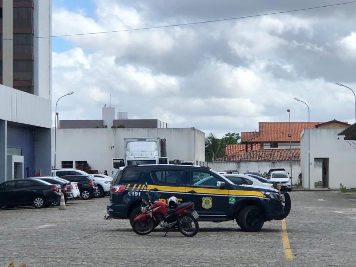 Carga de cigarros suspeita de estar sendo contrabandeada é apreendida, em Campina Grande