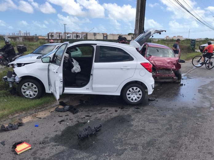 Carros batem de frente e motorista é socorrida pelo Samu na Grande Natal
